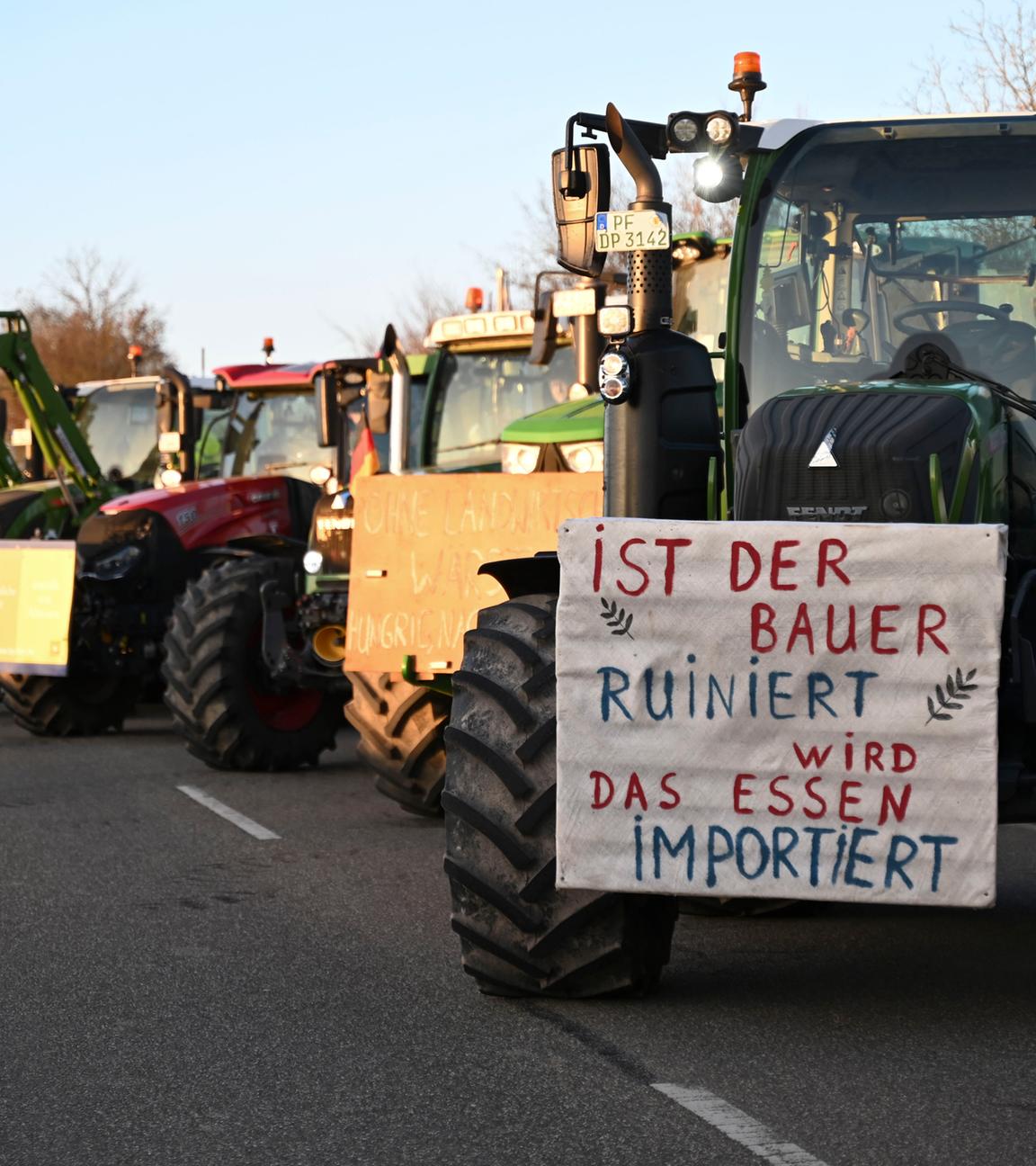 Baden-Württemberg, Bad Wimpfen: Landwirte mit Traktoren demonstrieren vor der Lidl-Zentrale.