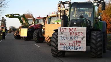Baden-Württemberg, Bad Wimpfen: Landwirte mit Traktoren demonstrieren vor der Lidl-Zentrale.