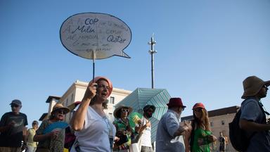 Demonstranten nehmen an einem Protest gegen den Massentourismus auf Mallorca teil am 12.07.2024.