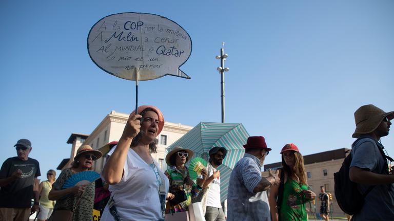 Demonstranten nehmen an einem Protest gegen den Massentourismus auf Mallorca teil am 12.07.2024.