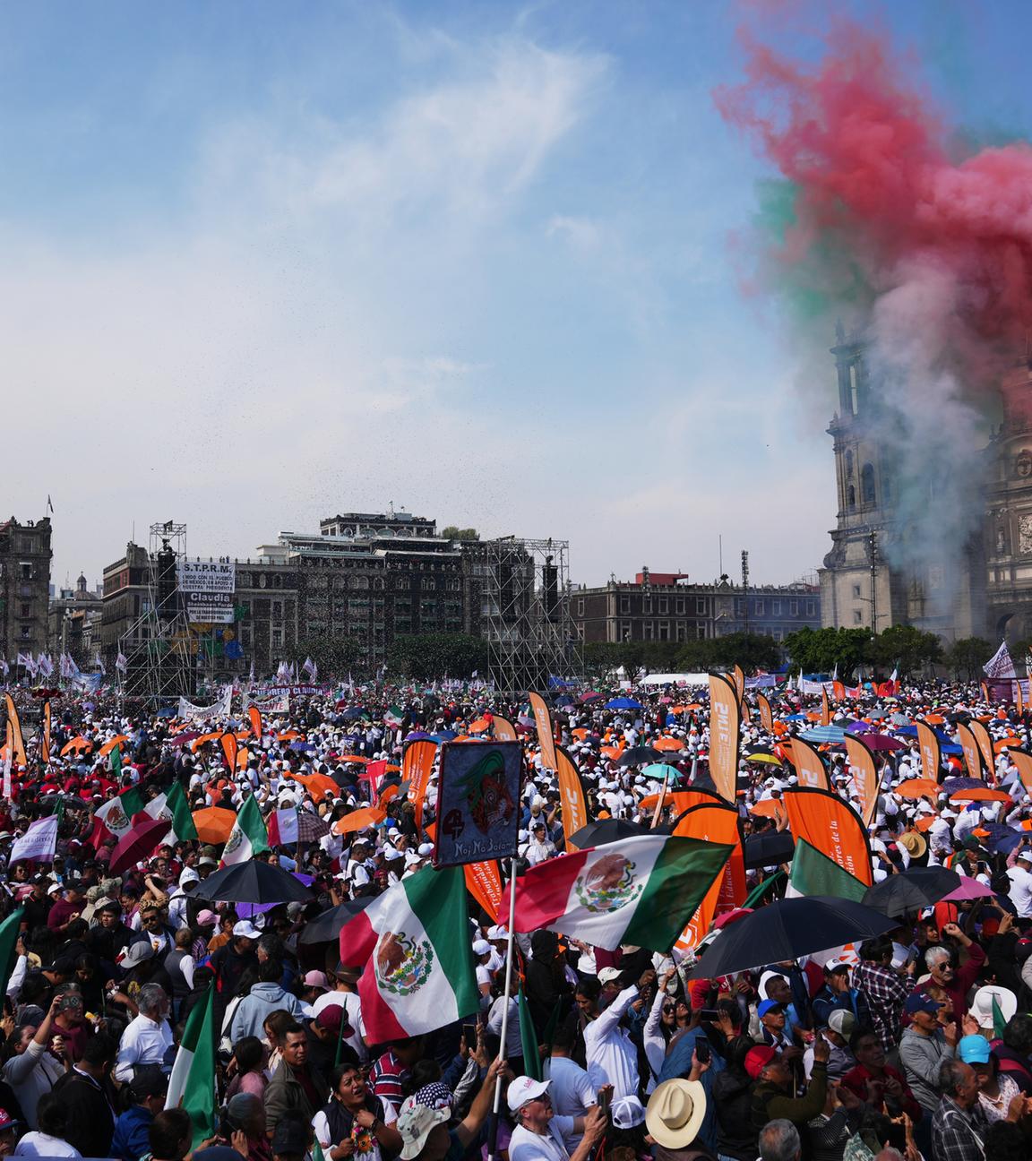 Anhänger versammeln sich am 06.12.2025, auf dem Zócalo in Mexiko-Stadt, um das siebenjährige Bestehen der Bewegung „Vierte Transformation“ zu feiern, die vom ehemaligen mexikanischen Präsidenten Andrés Manuel López Obrador ins Leben gerufen wurde.