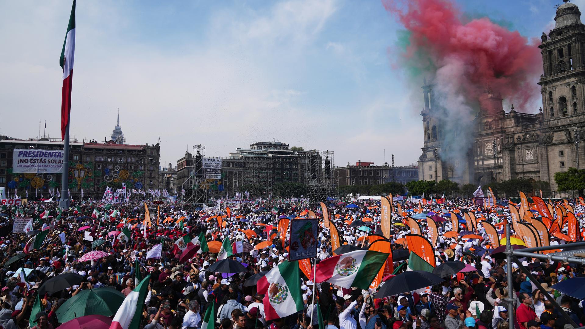 Anhänger versammeln sich am 06.12.2025, auf dem Zócalo in Mexiko-Stadt, um das siebenjährige Bestehen der Bewegung „Vierte Transformation“ zu feiern, die vom ehemaligen mexikanischen Präsidenten Andrés Manuel López Obrador ins Leben gerufen wurde.