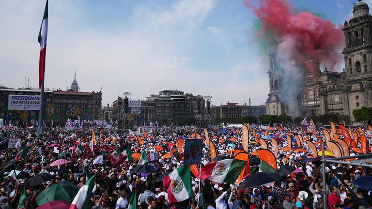 Anhänger versammeln sich am 06.12.2025, auf dem Zócalo in Mexiko-Stadt, um das siebenjährige Bestehen der Bewegung „Vierte Transformation“ zu feiern, die vom ehemaligen mexikanischen Präsidenten Andrés Manuel López Obrador ins Leben gerufen wurde.