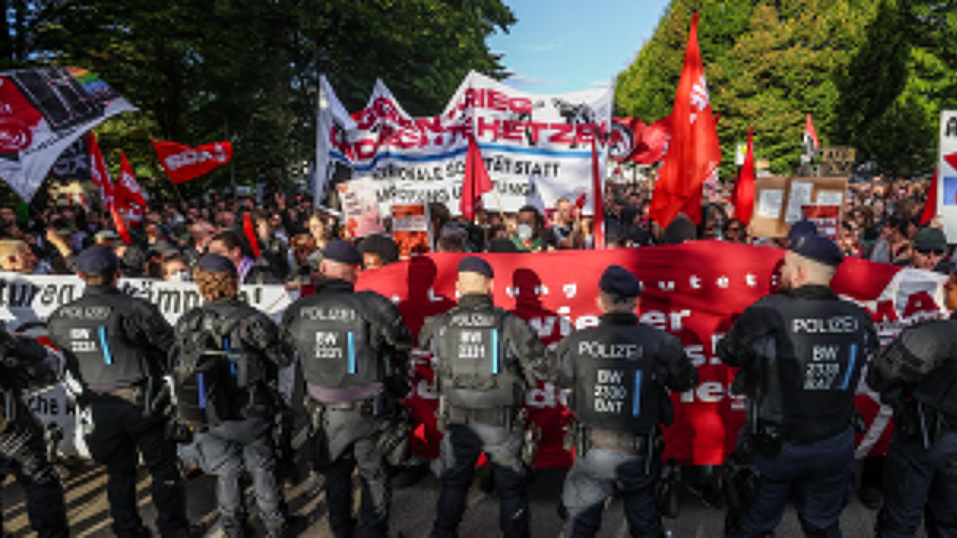 Am 5. September 2025 kommt es in Tübingen vor der Hermann-Hepper-Halle bei einer Diskussionsrunde mit OB Palmer und AfD-Chef Frohnmaier zu Protesten und Polizeieinsatz.
