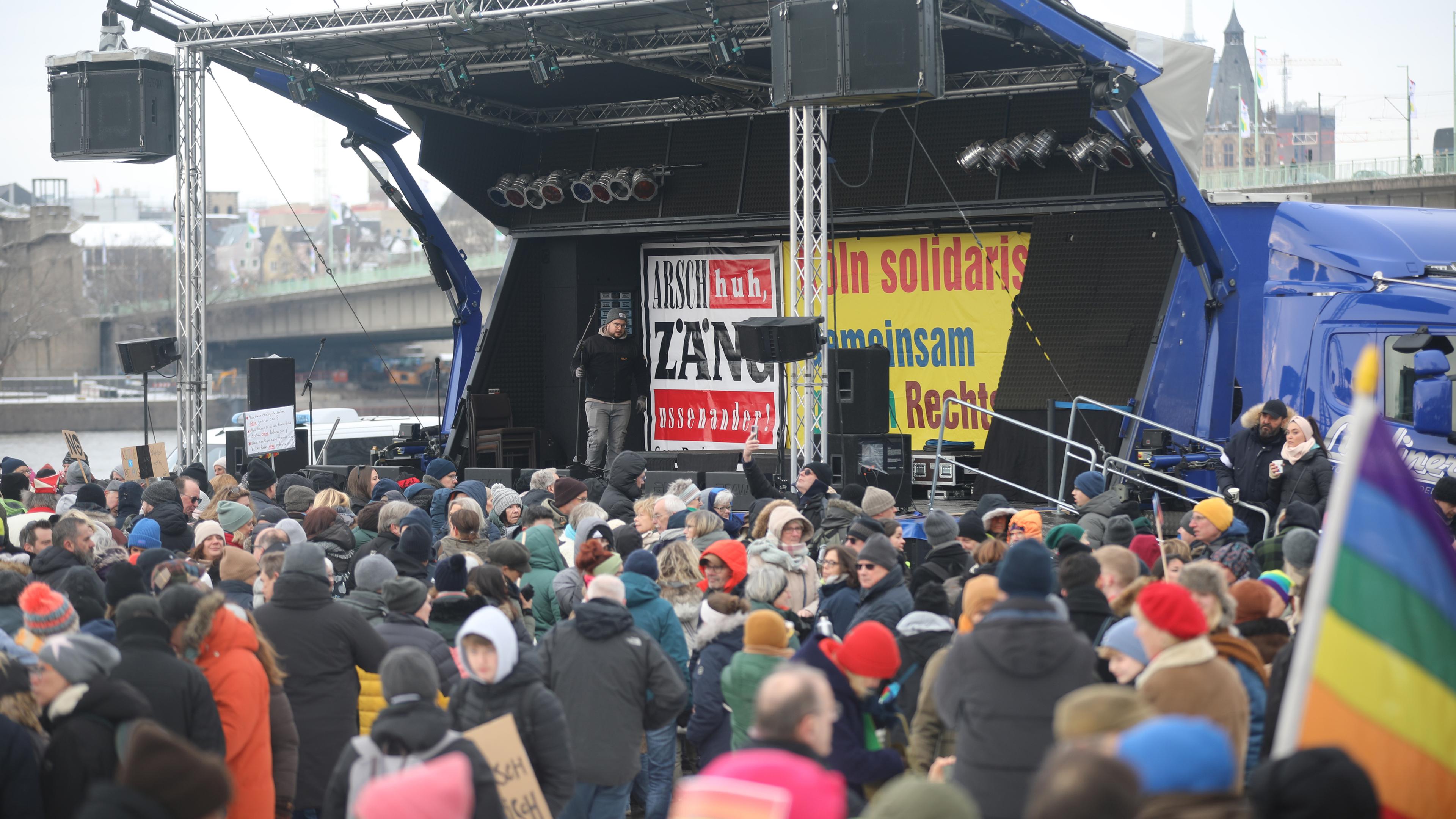 Viele Demonstrierende sind bereits eine Stunde vordem offiziellen Beginn an der Deutzer Werft am 21.01.2024.