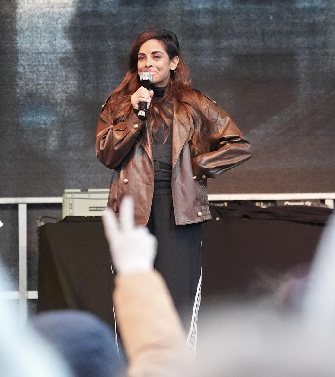 Hamburg: Collien Fernandes, Schauspielerin und Moderatorin, spricht auf der Bühne auf dem Rathausmarkt während der Demonstration gegen sexualisierte Gewalt gegen Frauen.