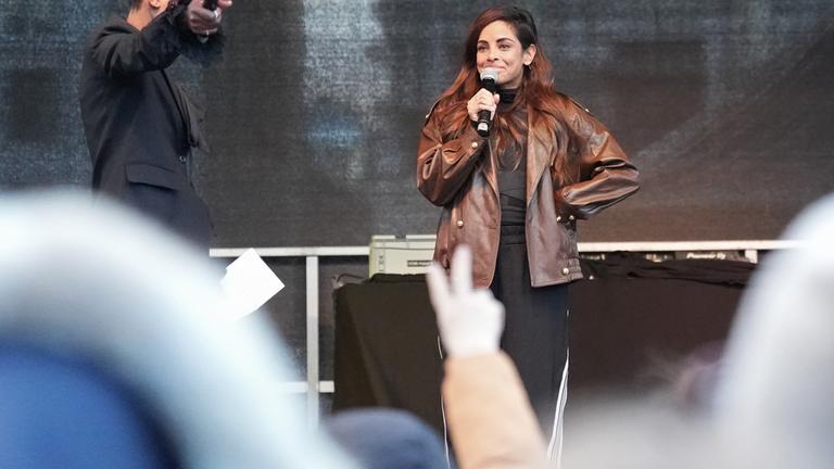 Hamburg: Collien Fernandes, Schauspielerin und Moderatorin, spricht auf der Bühne auf dem Rathausmarkt während der Demonstration gegen sexualisierte Gewalt gegen Frauen.