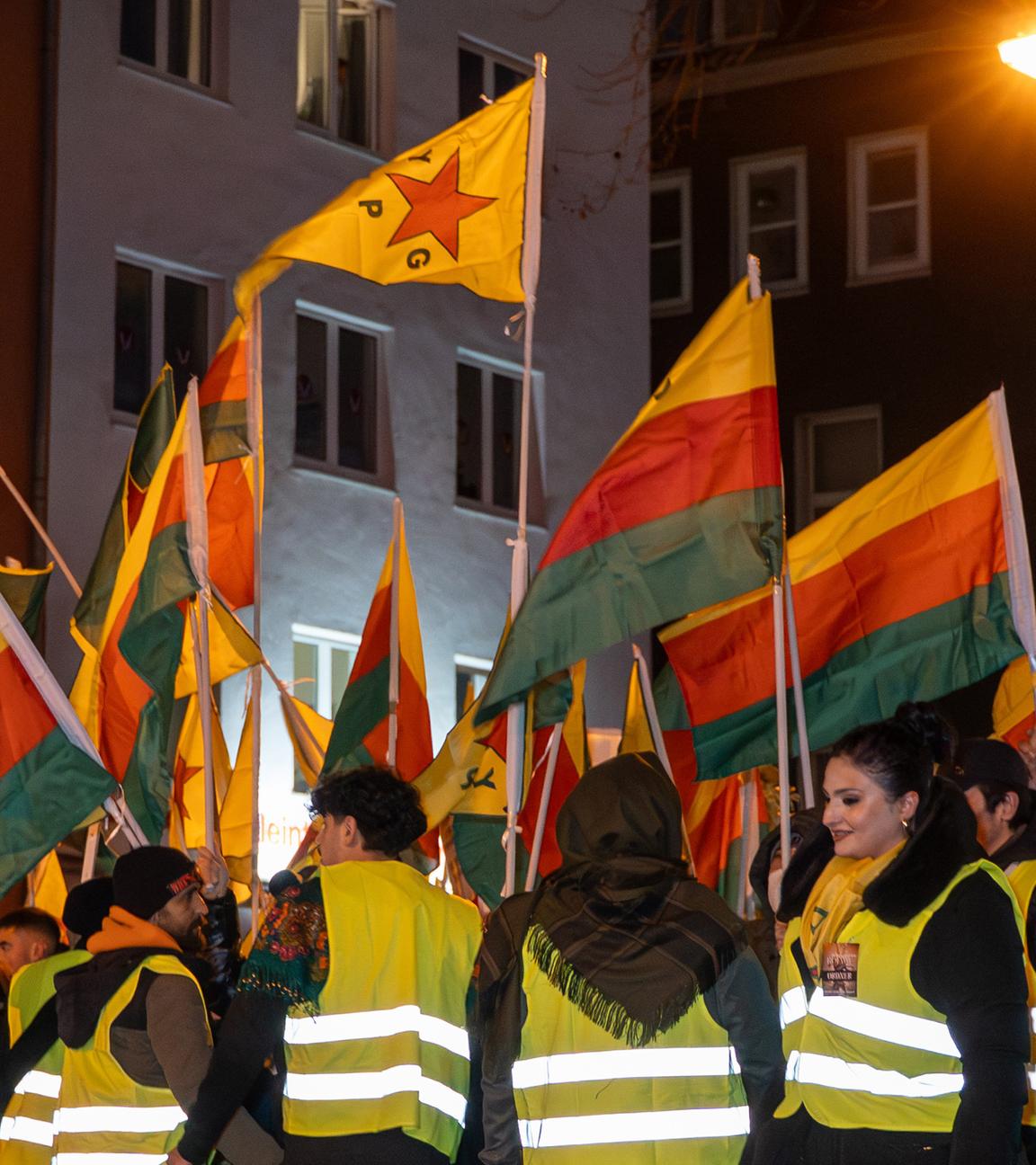 Menschen laufen bei einer Demonstration mit dem Motto «Gegen die Gewalt und Repression gegenüber kurdischen Zivilisten».