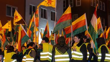 Menschen laufen bei einer Demonstration mit dem Motto «Gegen die Gewalt und Repression gegenüber kurdischen Zivilisten».