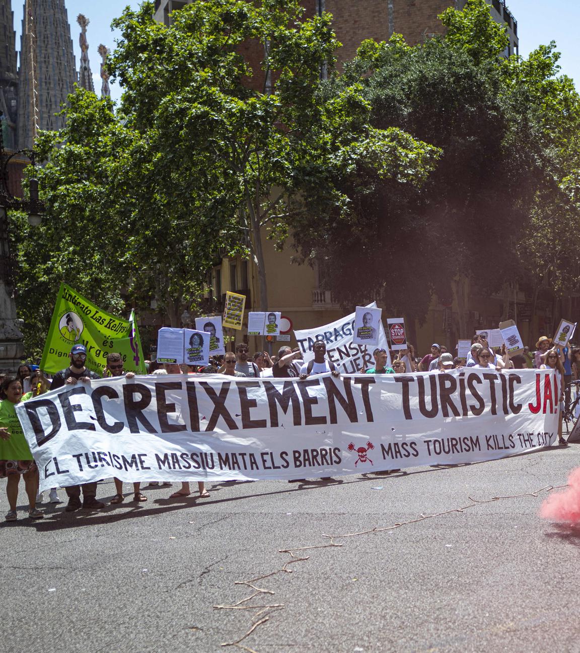 Menschen in Barcelona demonstrieren gegen Massentourismus am 15.06.2025.
