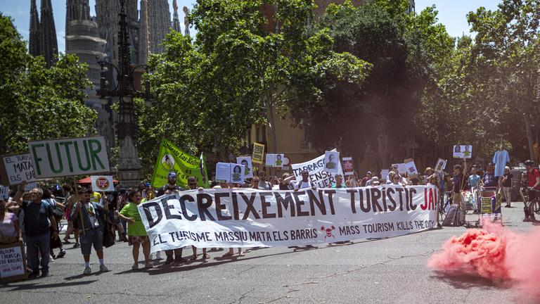 Menschen in Barcelona demonstrieren gegen Massentourismus am 15.06.2025.
