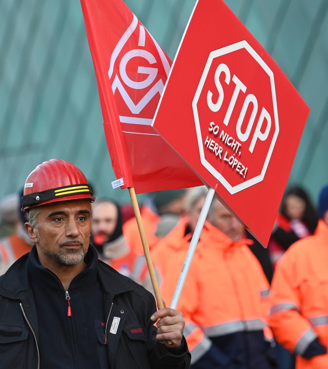Demonstration von Stahlarbeitern vor der Hauptversammlung gegen Arbeitsplatzabbau der ThyssenKrupp AG in Bochum am 30.01.2026. 
