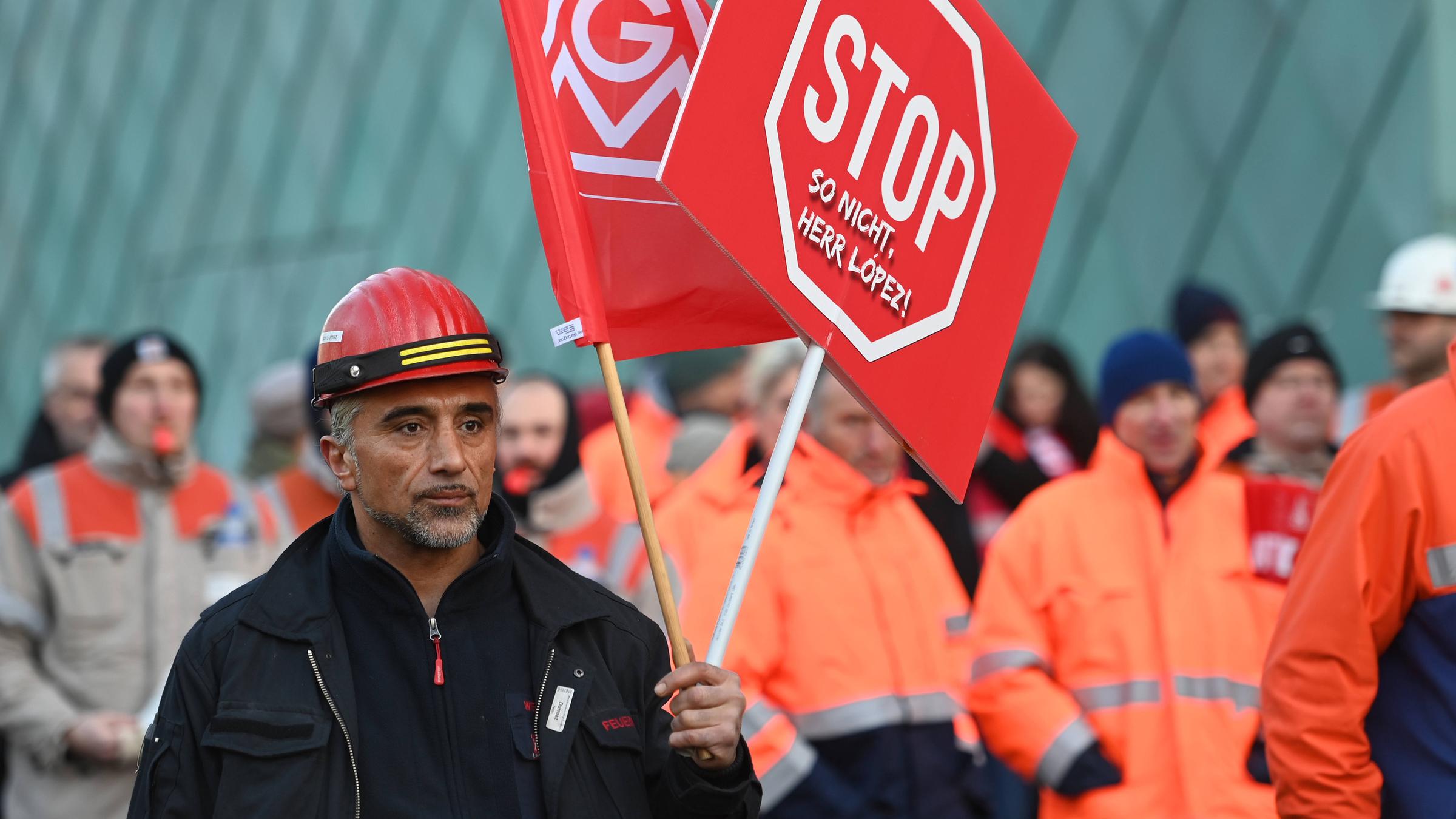 Demonstration von Stahlarbeitern vor der Hauptversammlung gegen Arbeitsplatzabbau der ThyssenKrupp AG in Bochum am 30.01.2026. 