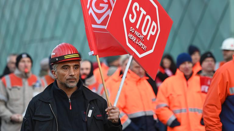 Demonstration von Stahlarbeitern vor der Hauptversammlung gegen Arbeitsplatzabbau der ThyssenKrupp AG in Bochum am 30.01.2026. 