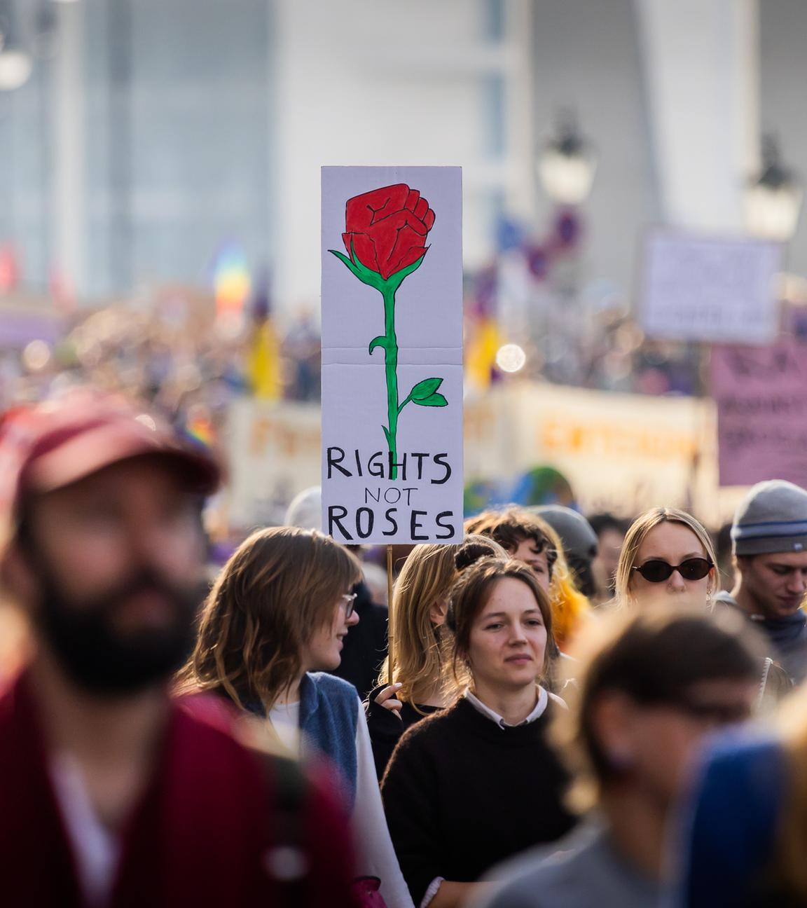 Ein Schild mit der Aufschrift "Rights not Roses" (Rechte statt Rosen) ist bei der Gewerkschafts-Demonstration unter dem Motto "feministisch, solidarisch, gewerkschaftlich" anlässlich des Internationalen Frauentags am 08.03.2026 in Berlin zu sehen. 