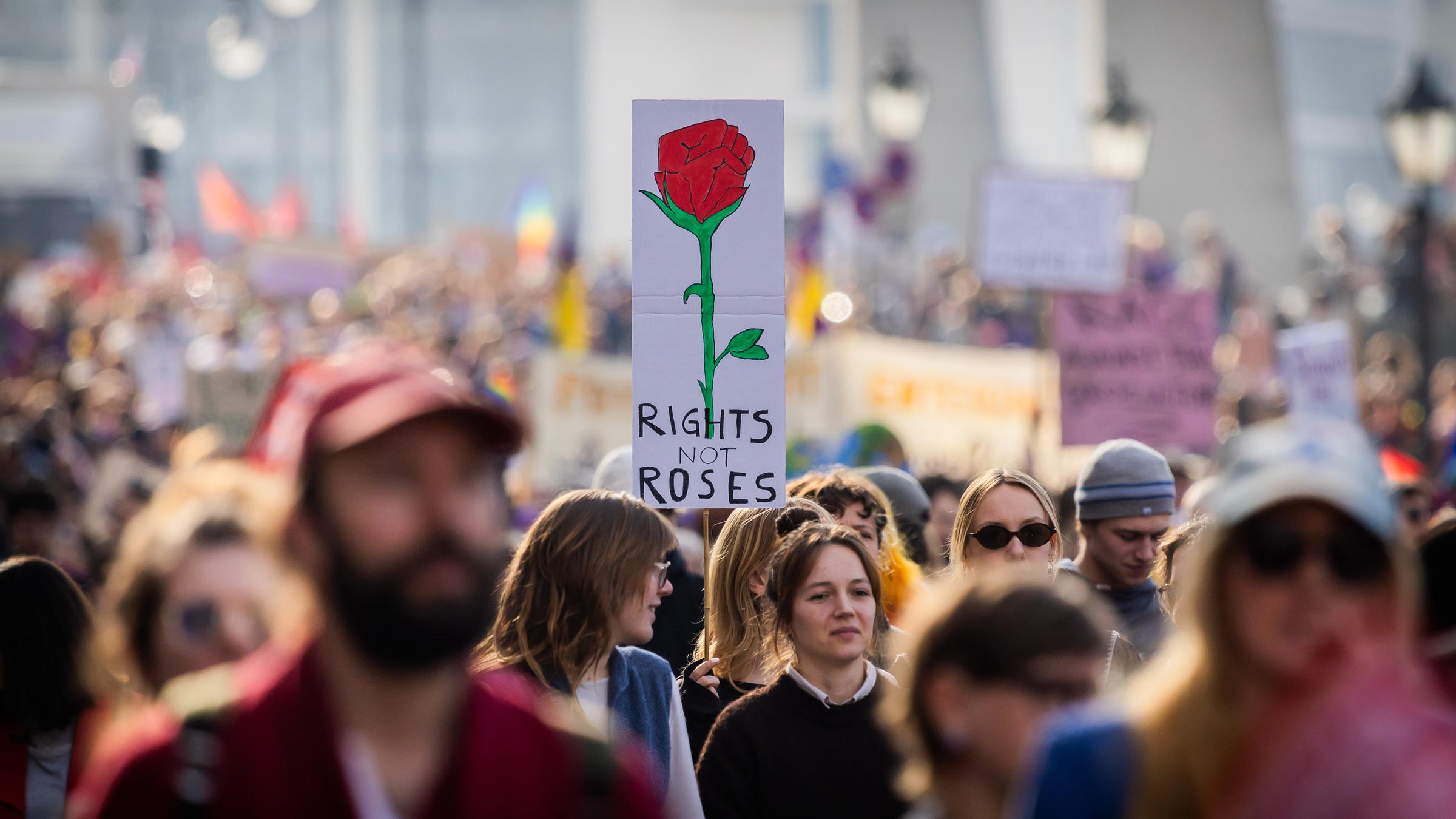 Ein Schild mit der Aufschrift "Rights not Roses" (Rechte statt Rosen) ist bei der Gewerkschafts-Demonstration unter dem Motto "feministisch, solidarisch, gewerkschaftlich" anlässlich des Internationalen Frauentags am 08.03.2026 in Berlin zu sehen. 