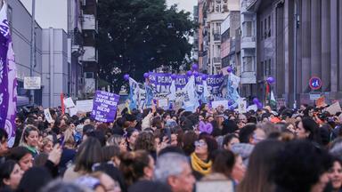 Tausende Frauen und Gewerkschaftsmitglieder ziehen am 3. Juni 2026 in Buenos Aires, Argentinien, im Rahmen der jährlichen „Ni Una Menos“-Demonstration durch die Straßen der Hauptstadt, um Gerechtigkeit für die Opfer von Femiziden zu fordern. 