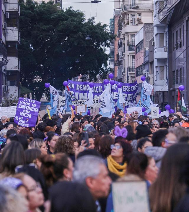 Tausende Frauen und Gewerkschaftsmitglieder ziehen am 3. Juni 2026 in Buenos Aires, Argentinien, im Rahmen der jährlichen „Ni Una Menos“-Demonstration durch die Straßen der Hauptstadt, um Gerechtigkeit für die Opfer von Femiziden zu fordern. 