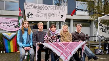 28.10.2026, Berlin: Amrei Falkson, Johannes Gatz, Emma Heymann, Kaja Schwab und Yannick Jones von Gen Z-REGELT FU BERLIN geben vor dem Otto-Suhr-Institut der Freien Universität Berlin eine Pressekonferenz.