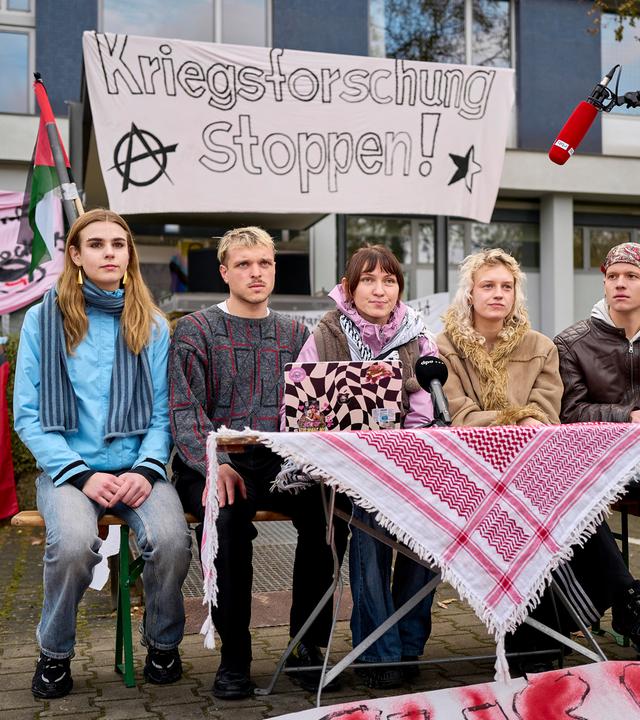 28.10.2026, Berlin: Amrei Falkson, Johannes Gatz, Emma Heymann, Kaja Schwab und Yannick Jones von Gen Z-REGELT FU BERLIN geben vor dem Otto-Suhr-Institut der Freien Universität Berlin eine Pressekonferenz.
