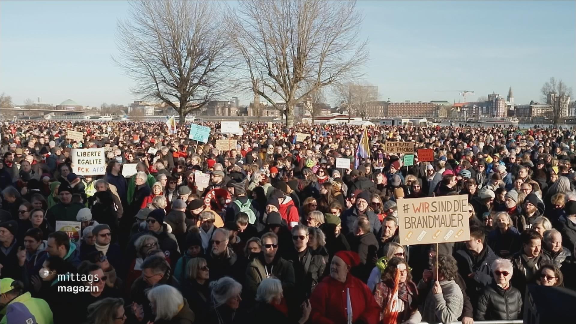 Menschen auf einer Demonstration gegen rechts. 