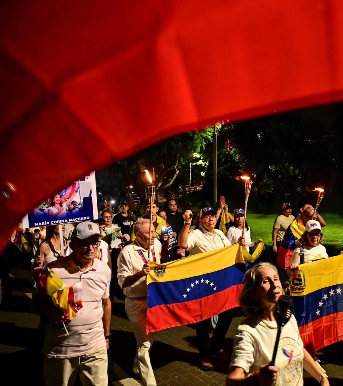 Demonstranten mit Fackeln und venezolanischen Flaggen marschieren am 06.12.2025 in Panama-Stadt zur Unterstützung der venezolanischen Oppositionsführerin María Corina Machado.