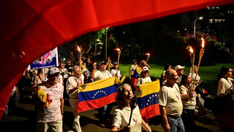 Demonstranten mit Fackeln und venezolanischen Flaggen marschieren am 06.12.2025 in Panama-Stadt zur Unterstützung der venezolanischen Oppositionsführerin María Corina Machado.