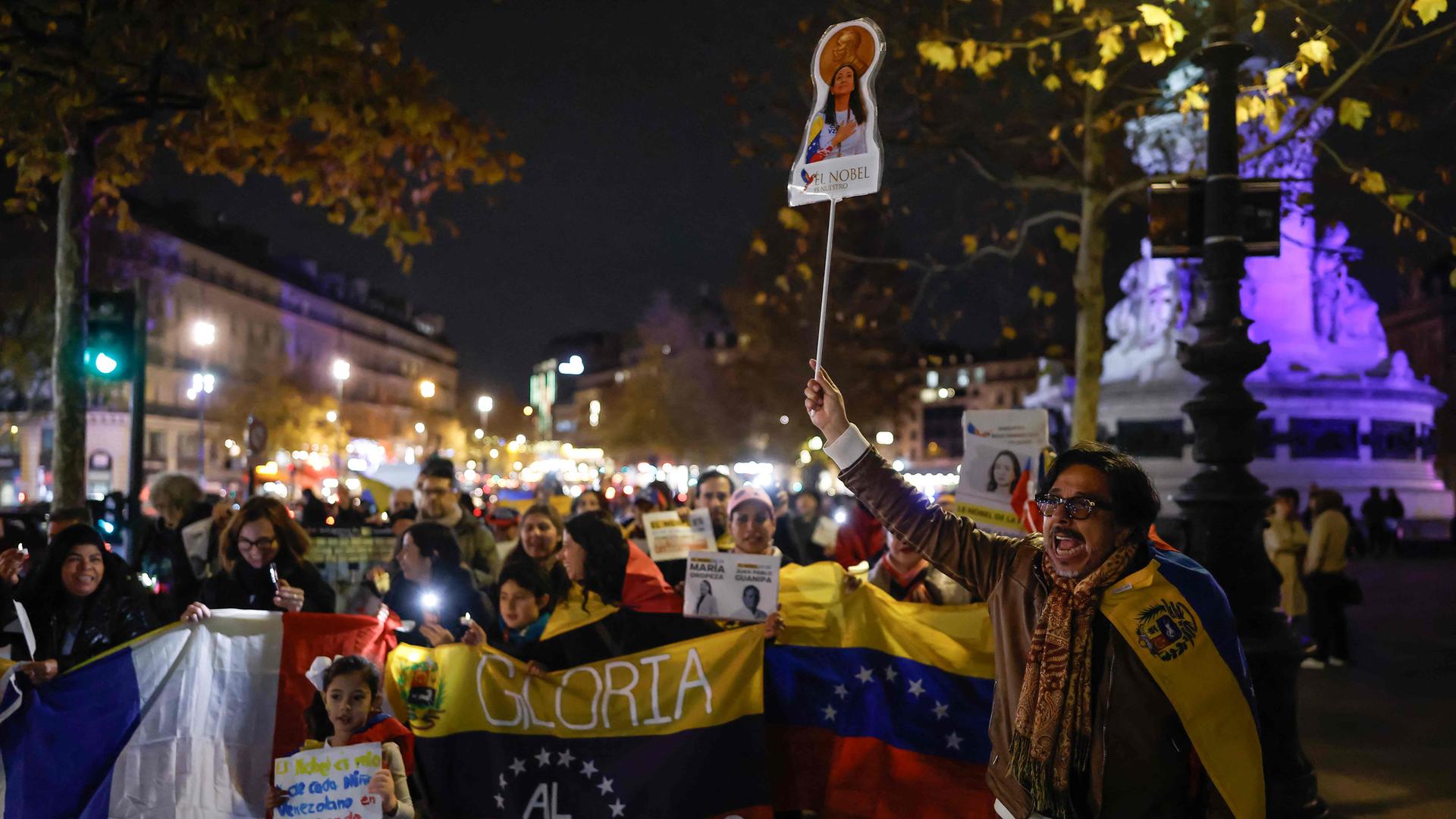 Demonstranten nehmen an einer von der venezolanischen politischen Opposition organisierten Demonstration auf der Place de la Republique in Paris am 06.12.2025 teil. 