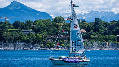 Auf einem Segel eines Schiffs auf dem Genfersee ist mehrfach die Aufschrift "No G7" zu lesen. 