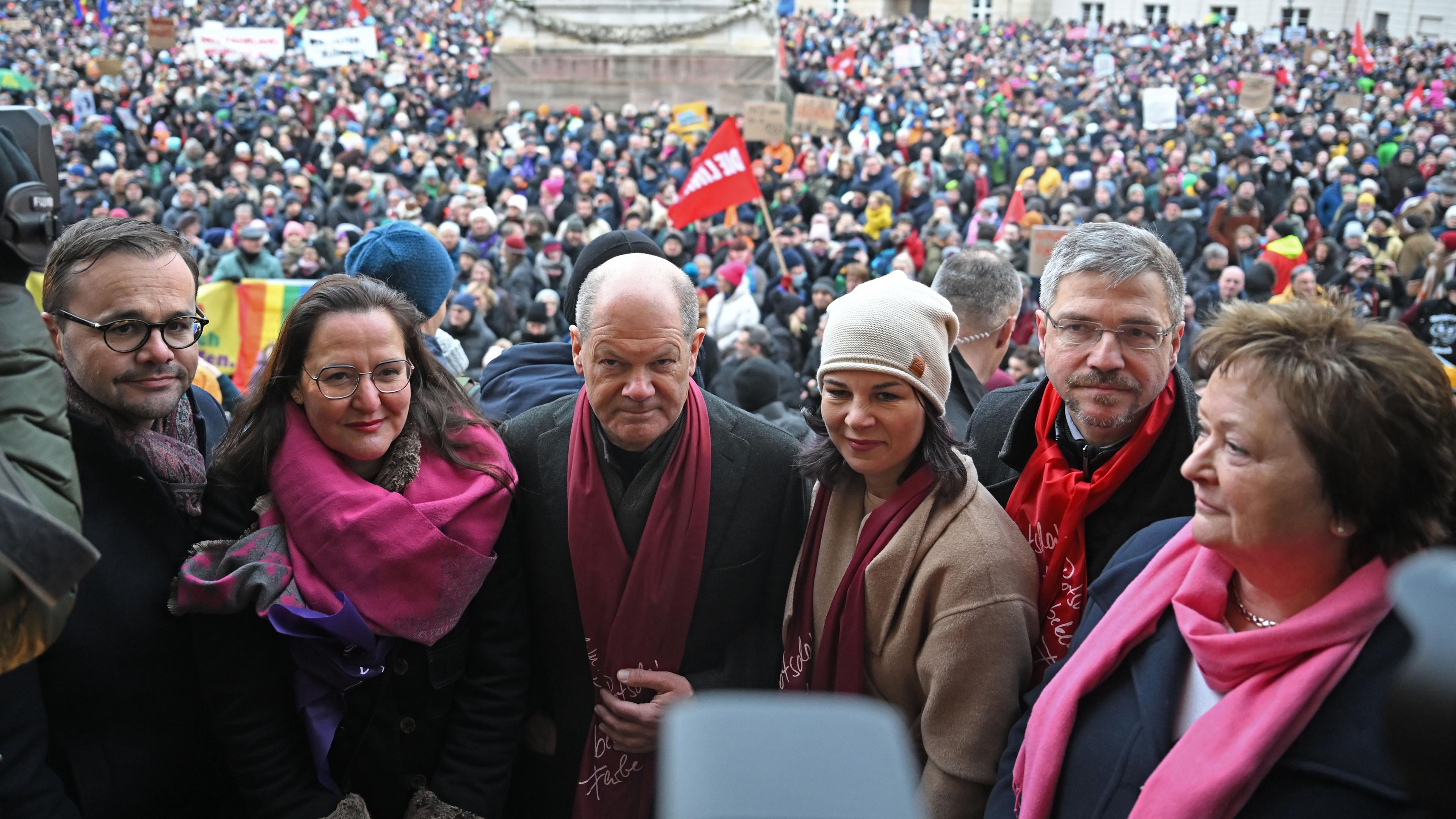 Brandenburg, Potsdam: Jan Lars Redmann (l-r), Manja Schüle, Olaf Scholz, Annalena Baerbock, Mike Schubert und Carmen Klockow stehen während der Demonstrationen "Potsdam wehrt sich" auf dem Alten Markt.