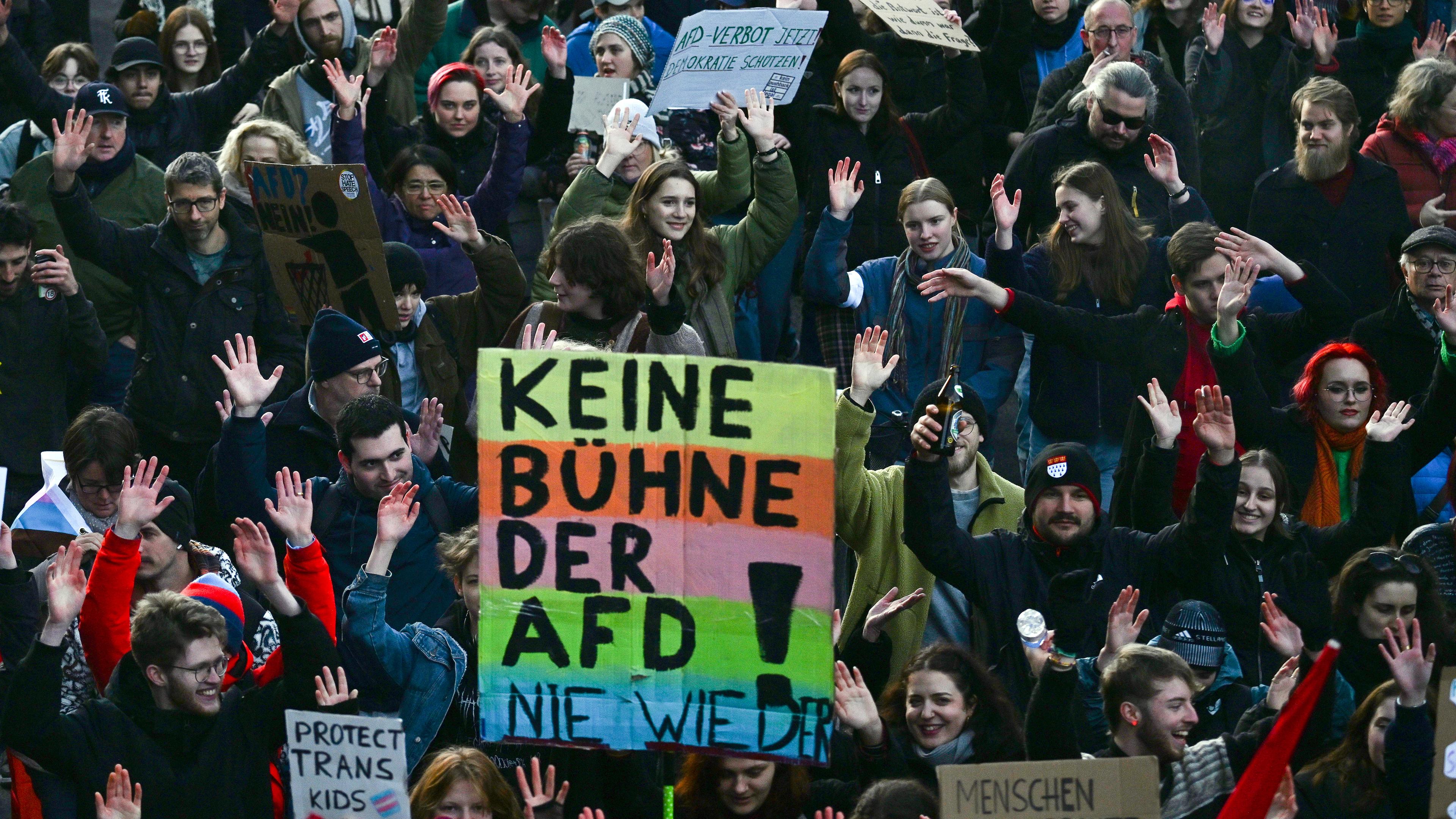 Nordrhein-Westfalen, Köln: "Keine Bühne der AfD!" ist bei einer Demonstration gegen die AfD und Rechtsextremismus auf einem Schild zu lesen