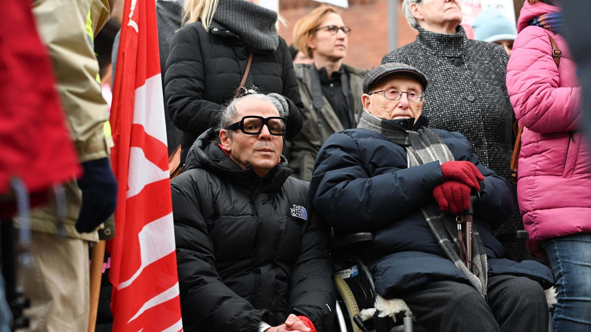 Niedersachsen, Leer: Der Holocaust-Überlebende Albrecht Weinberg (99, r) nimmt zusammen mit dem Mannheimer Fotograf Luigi Toscano an der Demonstration gegen Rechtsextremismus und für Demokratie teil.