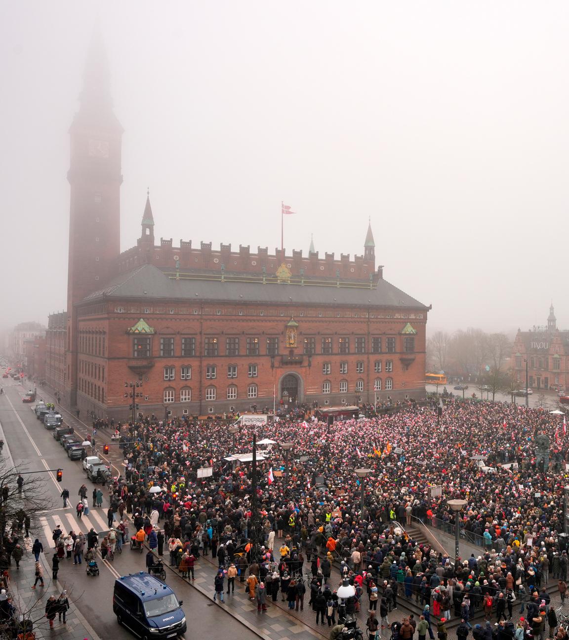 Menschen nehmen an einer Protestkundgebung unter den Slogans „Hände weg von Grönland“ und „Grönland für Grönländer“ in Kopenhagen, Dänemark, am 17.01.2026 teil. 