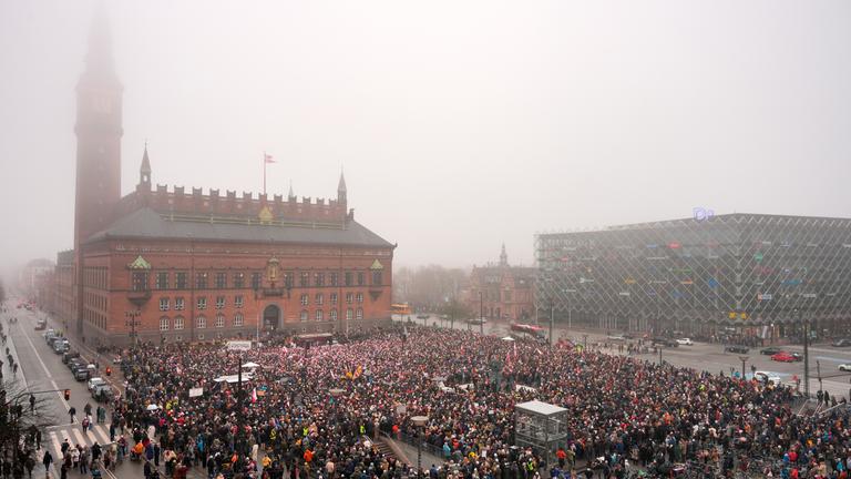 Menschen nehmen an einer Protestkundgebung unter den Slogans „Hände weg von Grönland“ und „Grönland für Grönländer“ in Kopenhagen, Dänemark, am 17.01.2026 teil. 
