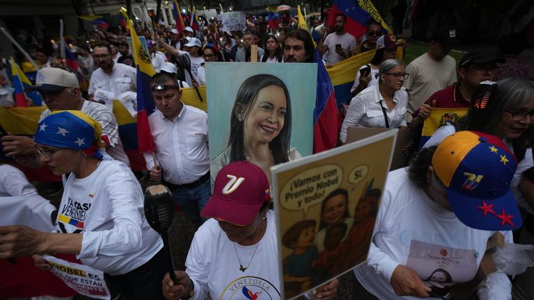Demonstranten in Venezuela unterstützen Maria Corina Machado.