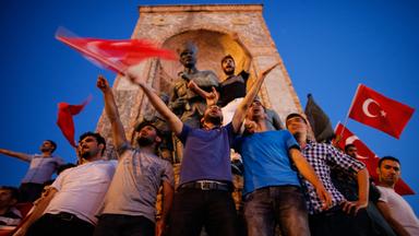 Demonstranten feiern den gescheiterten Putschversuch in der Türkei
