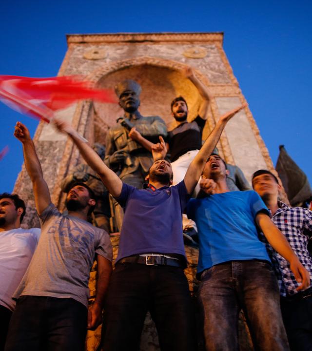 Demonstranten feiern den gescheiterten Putschversuch in der Türkei