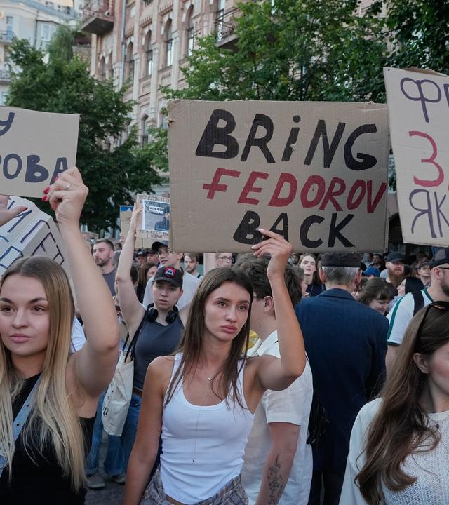 Aktivisten skandieren Parolen während einer Kundgebung, mit der die Entscheidung von Präsident Selensky kritisiert wird, Verteidigungsminister Fedorow zu entlassen. 