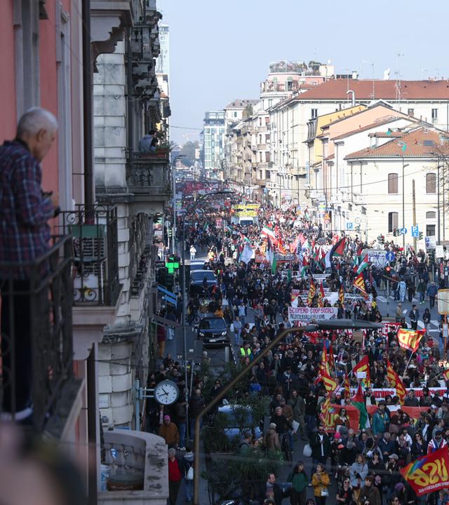 Ein Demonstrationszug am 30.10.2026 auf der Piazzale Loreto in Mailand, Italien.