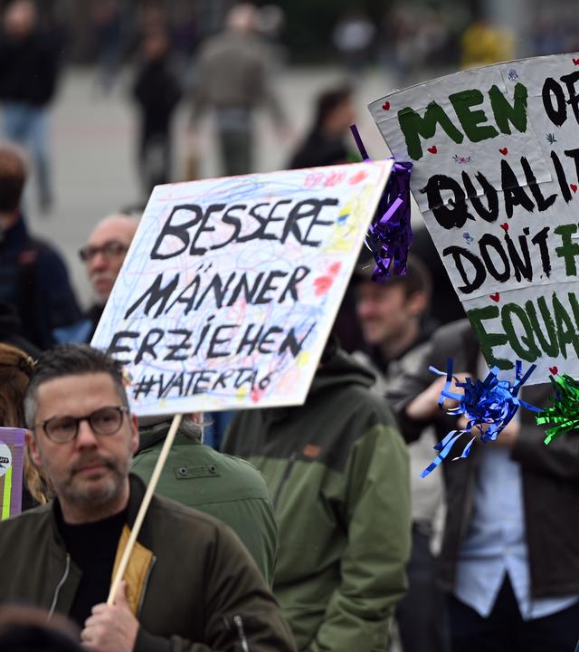  Zum Herrentag demonstrieren zahlreiche Menschen gegen Gewalt an Frauen. 