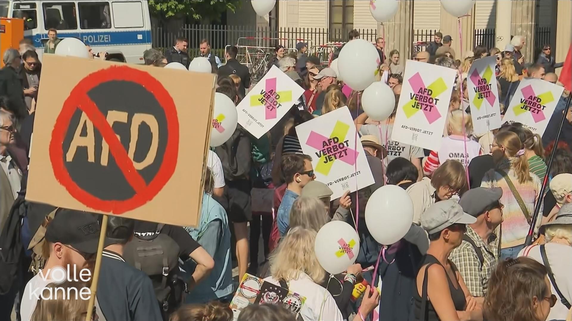 Menschen demonstrieren und halten Schilder hoch