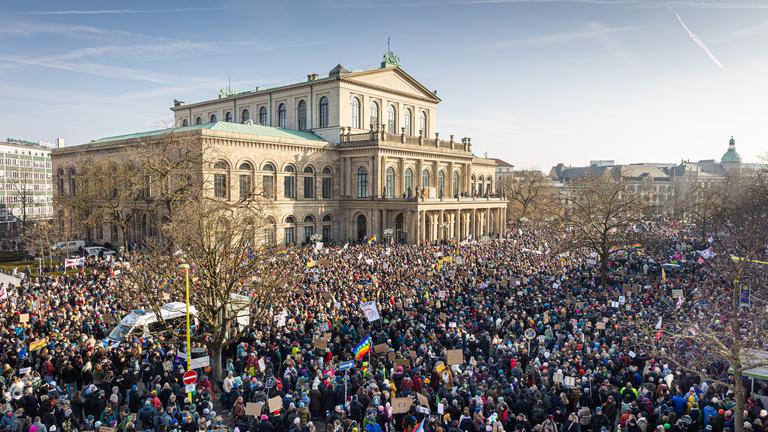 Niedersachsen, Hannover: Menschen nehmen auf dem Opernplatz an der Demonstration «Rechtsruck stoppen! Demokratie wählen!» teil.