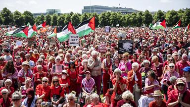 Demonstranten versammeln sich in Den Haag zu einer „Red Line“-Demonstration.