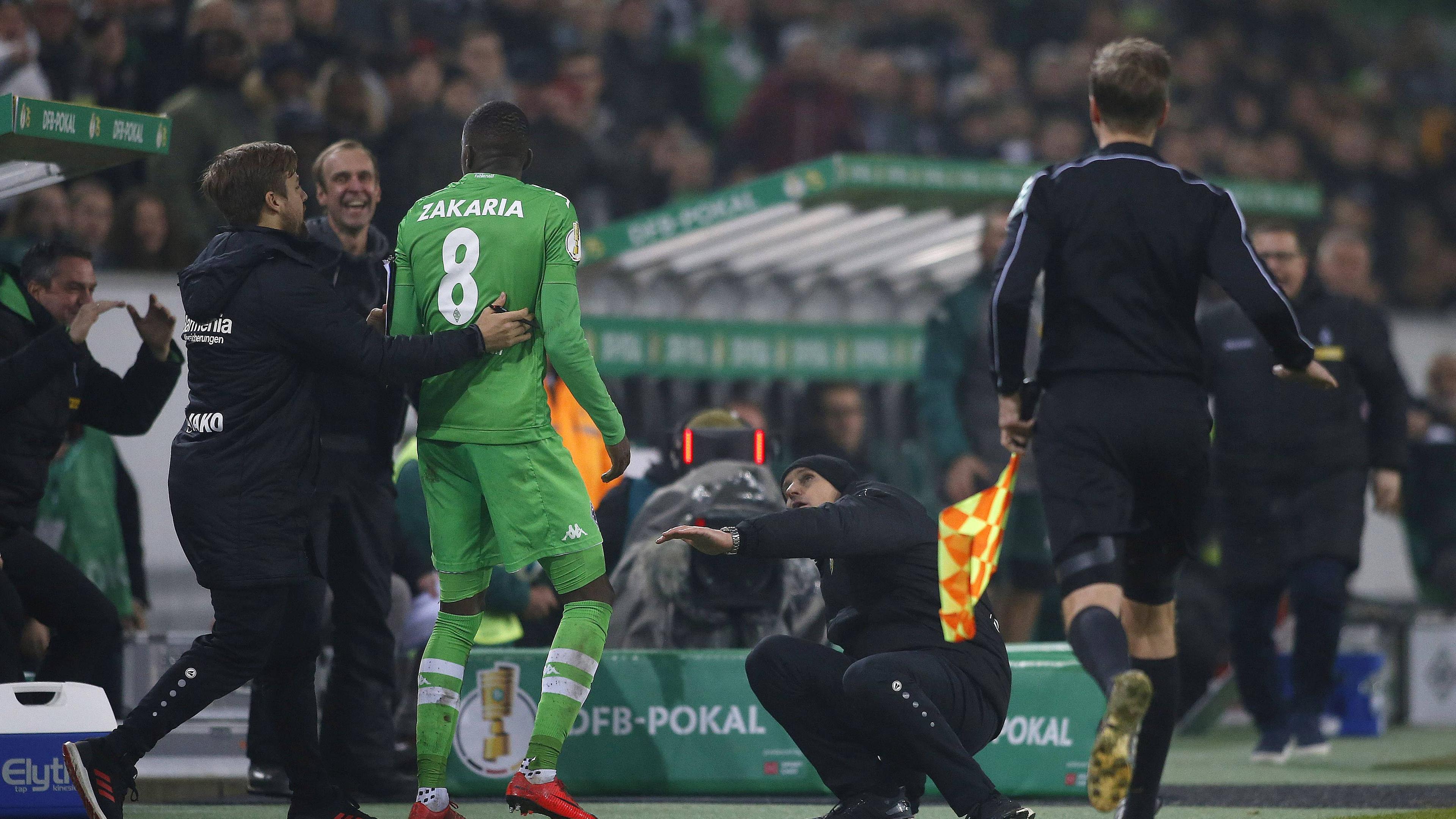 Denis Zakaria (MG) 3.v.li. und Trainer Heiko Herrlich (LEV) 2.v.re. nach ihrem Zusammenprall