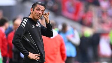 Schiedsrichter Deniz Aytekin wischt sich vor dem Spiel Tränen aus dem Auge am 16.05.2026 in München.