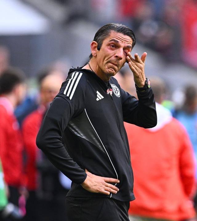 Schiedsrichter Deniz Aytekin wischt sich vor dem Spiel Tränen aus dem Auge am 16.05.2026 in München.