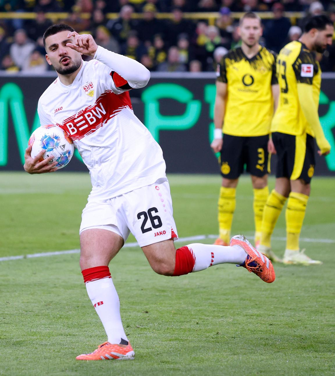 Deniz Undav jubelt im Spiel gegen Borussia Dortmund mit dem Ball in der Hand über sein erstes Tor.