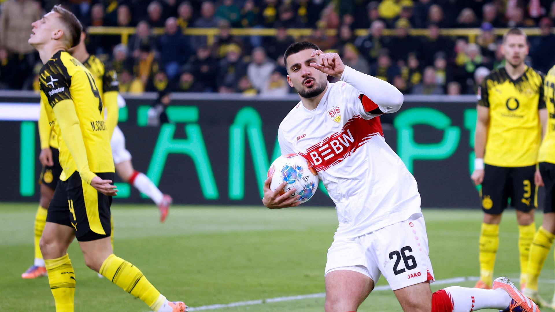 Deniz Undav jubelt im Spiel gegen Borussia Dortmund mit dem Ball in der Hand über sein erstes Tor.