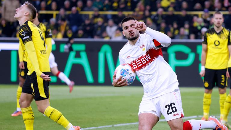 Deniz Undav jubelt im Spiel gegen Borussia Dortmund mit dem Ball in der Hand über sein erstes Tor.