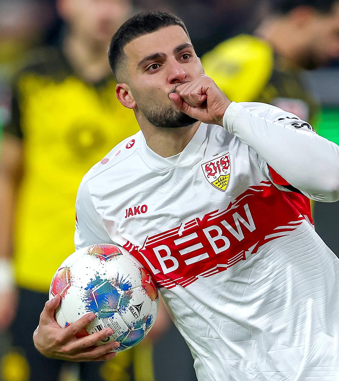 Deniz Undav jubelt im Spiel gegen Borussia Dortmund mit dem Ball in der Hand über sein zweites Tor.
